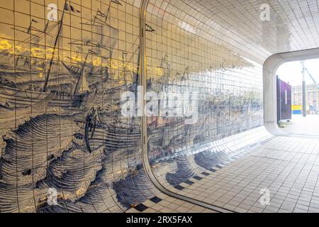 Paesi Bassi. Passaggio pedonale sotterraneo vicino alla stazione centrale di Amsterdam. Pannello sulla parete con tema marino Foto Stock