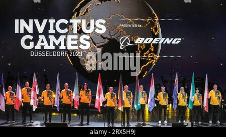 La bandiera degli Invictus Games viene consegnata alla prossima città ospitante Vancouver alla cerimonia di chiusura, Düsseldorf, Germania Foto Stock