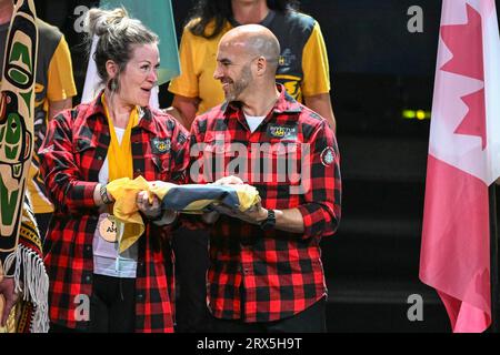 La bandiera degli Invictus Games viene consegnata alla prossima città ospitante Vancouver alla cerimonia di chiusura, Düsseldorf, Germania Foto Stock