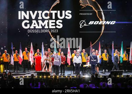 La bandiera degli Invictus Games viene consegnata alla prossima città ospitante Vancouver alla cerimonia di chiusura, Düsseldorf, Germania Foto Stock