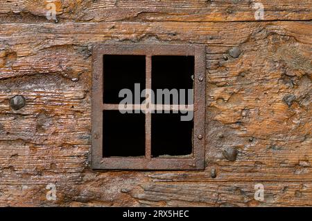 antica porta con piccola finestra di osservazione, spioncino, botola, a forma di croce Foto Stock