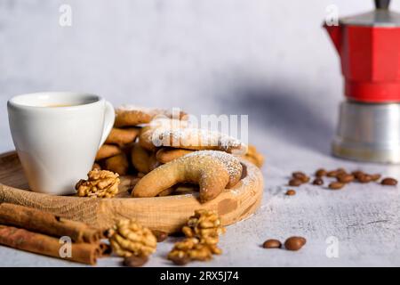 Biscotti dolci orientali algerini, tazza di caffè e stecca di cannella su sfondo chiaro. Cottura a domicilio Foto Stock