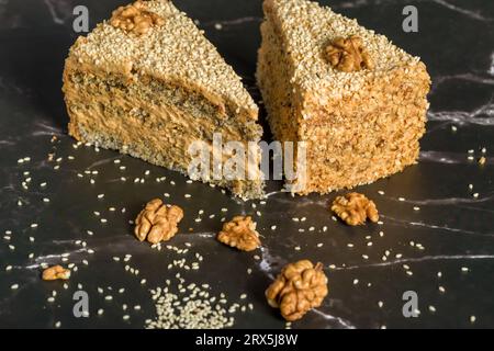 Torta di noci e semi di papavero. Fette di torta su sfondo scuro Foto Stock