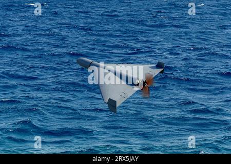 Drone che vola sul mare, guerra in Ucraina, attacco aereo dal mare, Foto Stock