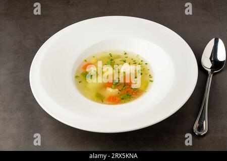 Minestrone di verdure italiano preparato con una varietà di verdure Foto Stock