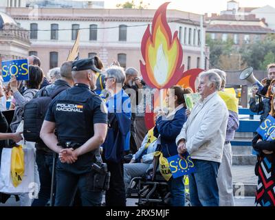 Madrid, Spagna. 22 settembre 2023. Persone che protestano vicino alla stazione di Atocha contro il previsto abbattimento degli alberi per l'estensione della linea 11 della metropolitana. Foto Stock