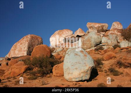 The Painted Rocks dell'artista belga Jean Verame vicino a Tafraoute nell'Anti-Atlante, in Marocco Foto Stock