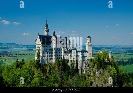 Castello fiabesco Neuschwanstein, Forggensee sullo sfondo, Ludwig II di Baviera, Schwangau vicino a Fuessen, Alpi Allgaeu, Baviera, Germania, fata Foto Stock