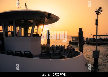 Il taxi acqueo ormeggiati chiuso per il business al tramonto a Venezia Foto Stock