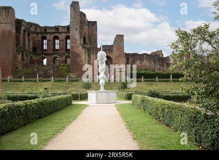 Kenilworth Inghilterra 29 luglio 2023 Castello di Kenilworth i giardini di Elizabethan in piena fioritura in una giornata di sole Foto Stock