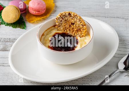 Tradizionale dessert turco panetteria riso budino nome turco Firin Sutlac in ciotola di ceramica Foto Stock
