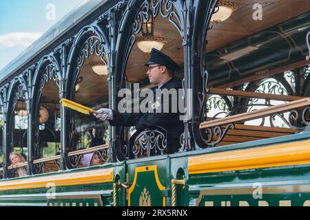 Sortavala, Russia - 15 luglio 2023: Direttore del treno retrò prima della partenza. Foto Stock