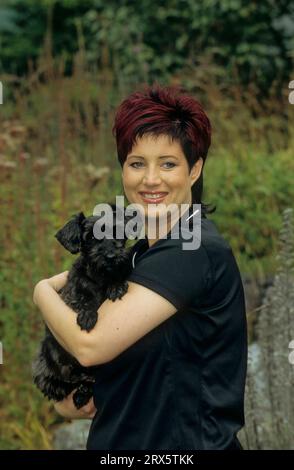 Donna con Schnauzer in miniatura tra le braccia, FCI, Standard No. 183 Foto Stock