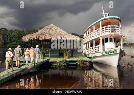 Turisti ed escursioni in barca, Rio Taruma presso l'Amazon Eco Lodge, Manaus, Amazonas State, Brasile Foto Stock