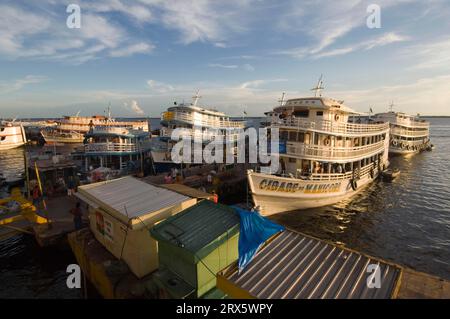 Barca da diporto nel porto di Manaus, stato di Amazonas, Brasile Foto Stock