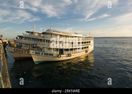 Barca da diporto nel porto di Manaus, stato di Amazonas, Brasile Foto Stock