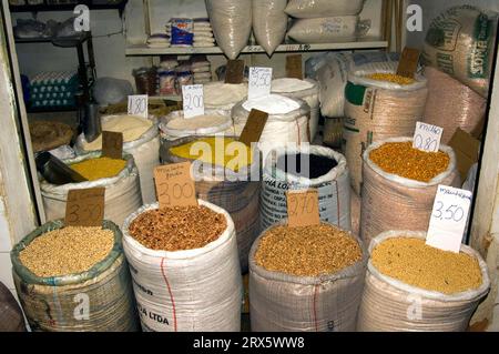 Bancarella di mercato con spezie, mercato centrale "Mercado Central", Sao Luis, Stato di Maranhao, Brasile Foto Stock