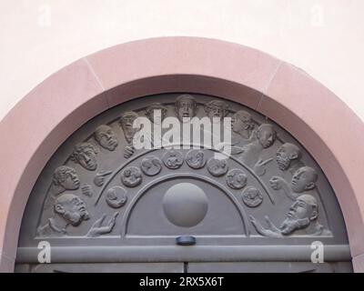 Porta, decorazione, discussione dei monaci, Dom St Kilian, St.-Kilians-Dom, Wuerzburg, Franconia, Baviera, GermanyInterior con altare, Dom St Foto Stock