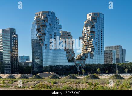 Amsterdam, Paesi Bassi, 06.09.2023, complesso residenziale e per uffici The Valley in Amsterdam Zuidas, composto da tre torri progettate da Arch Foto Stock