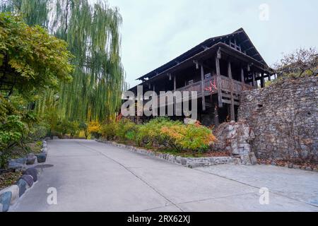 Pechino Cina, 2 novembre 2022: Miaozhai Diaojiao Building in China Ethnic Museum. Foto Stock