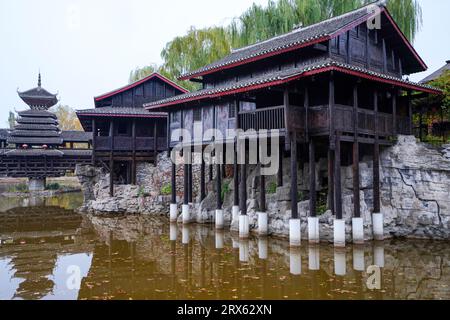 Pechino Cina, 2 novembre 2022: Miaozhai Diaojiaolou e Dong Drum Tower nel China Ethnic Museum. Foto Stock