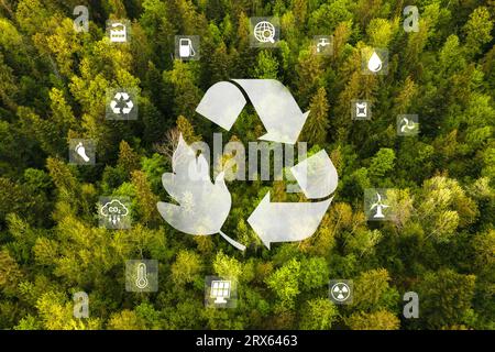 Icona astratta che rappresenta l'invito ecologico a riciclare e riutilizzare sotto forma di laghetto con un simbolo di riciclaggio al centro. Foto Stock