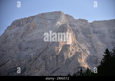 I colori rosa sbiaditi delle rocce di Croda del becco negli ultimi raggi di sole a fine giornata Foto Stock