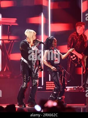 Las Vegas, Stati Uniti. 23 settembre 2023. Tionne 'T-Boz' Watkins (L) e Rozonda 'Chilli' Thomas dei TLC si esibiscono durante il festival musicale i HeartRadio alla T-Mobile Arena il 22 settembre 2023 a Las Vegas, Nevada. (Foto di Bryan Steffy/Sipa USA) credito: SIPA USA/Alamy Live News Foto Stock