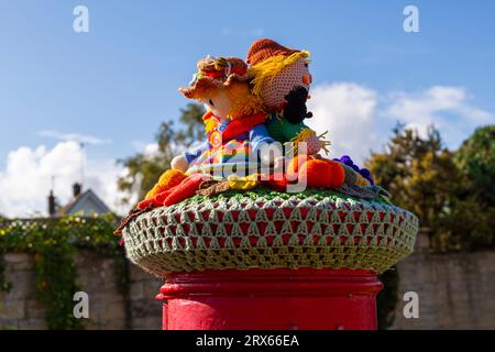 Poole, Dorset, Regno Unito. 23 settembre 2023. UK Weather: Sunshine come uno strato superiore a maglia appare su una casella di posta rossa a Poole, nel Dorset, con un tema del Festival del raccolto, una celebrazione del raccolto e del cibo coltivato, per celebrare quando le colture sono state raccolte e le persone possono riflettere e mostrare gratitudine per il cibo che hanno. Crediti: Carolyn Jenkins/Alamy Live News Foto Stock