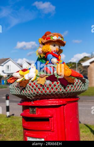 Poole, Dorset, Regno Unito. 23 settembre 2023. UK Weather: Sunshine come uno strato superiore a maglia appare su una casella di posta rossa a Poole, nel Dorset, con un tema del Festival del raccolto, una celebrazione del raccolto e del cibo coltivato, per celebrare quando le colture sono state raccolte e le persone possono riflettere e mostrare gratitudine per il cibo che hanno. Crediti: Carolyn Jenkins/Alamy Live News Foto Stock