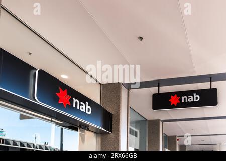 Adelaide, Australia meridionale - 19 dicembre 2020: Logo della filiale della National Australia Bank sopra l'ingresso del CBD di Adelaide in un giorno Foto Stock