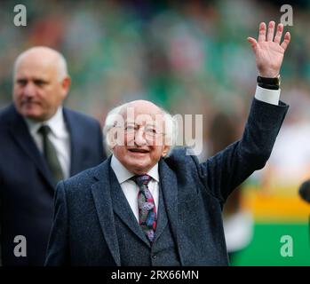 23 settembre 2023; Aviva Stadium, Dublino, Irlanda; Nations League Womens International Football, Repubblica d'Irlanda contro Irlanda del Nord; Michael Higgins presidente dell'Irlanda ondata alla folla Foto Stock