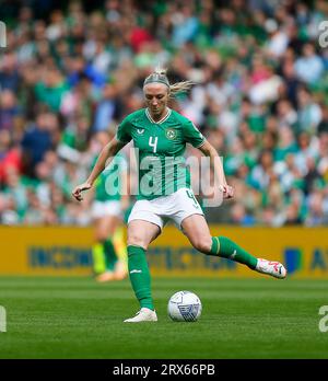 23 settembre 2023; Aviva Stadium, Dublino, Irlanda; Nations League Womens International Football, Repubblica d'Irlanda contro Irlanda del Nord; Louise Quinn d'Irlanda passa la palla Foto Stock