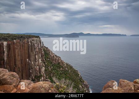 Viste panoramiche lungo il sentiero escursionistico di Cape Raoul, situato nel Tasman National Park, Tasmania, Australia Foto Stock