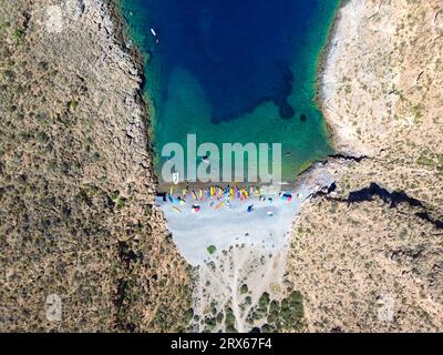 Spagna, Murcia, la Azohia, vista aerea della spiaggia di Cala Cerrada in estate Foto Stock