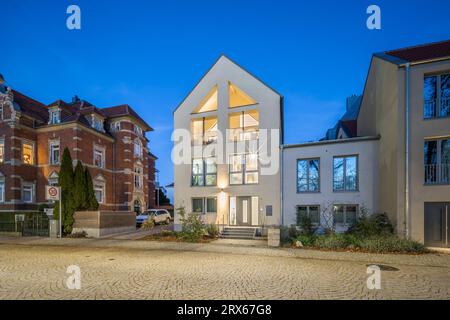 Germania, bassa Sassonia, Wolfenbuttel, facciata di casa moderna dipinta di bianco al crepuscolo Foto Stock