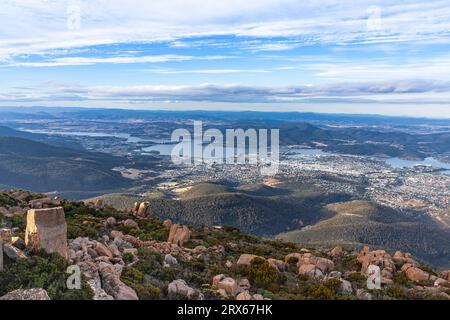 Panorama di Hobart City catturato dalla cima del Monte Wellington, Tasmania, Australia Foto Stock