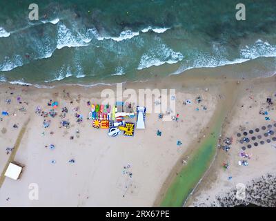 Spagna, Comunità Valenciana, MIL Palmeras, veduta aerea degli ombrelloni sulla spiaggia sabbiosa Foto Stock