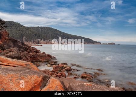 Le rocce rosse di Sleepy Bay si trovano nel Freycinet National Park, Tasmania, Australia Foto Stock