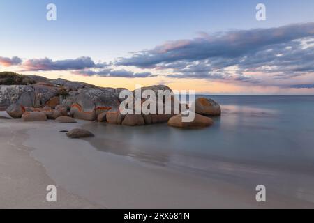 Tramonto sereno catturato a Beerbarrel Beach vicino a St Helens Point, Tasmania, Australia Foto Stock