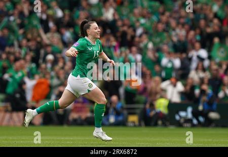 Lucy Quinn della Repubblica d'Irlanda celebra il primo gol della squadra durante la partita del gruppo B1 della UEFA Women's Nations League all'Aviva Stadium di Dublino. Data immagine: Sabato 23 settembre 2023. Foto Stock