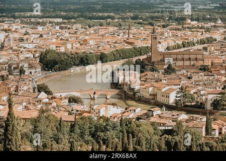 L'Italia, il Veneto, Verona, l'Adige scorre attraverso il centro storico Foto Stock