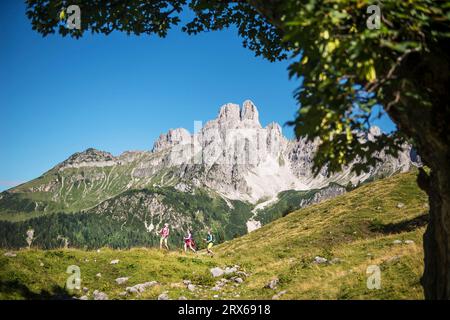 Austria, Salzburger Land, donne escursioniste nei monti Dachstein Foto Stock