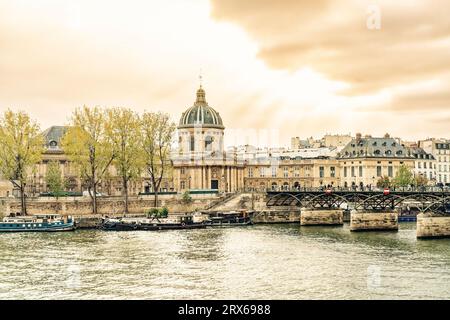 Francia, Ile-de-France, Parigi, Institut de France e Pont des Arts al tramonto Foto Stock