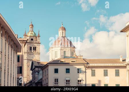 Italia, Liguria, Genova, Cattedrale metropolitana di San Lorenzo con casa in primo piano Foto Stock