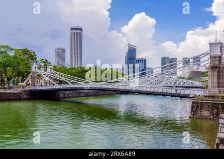 Singapore, Singapore City, Cavenagh Bridge sul fiume Singapore Foto Stock