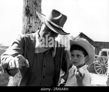 JOHN WAYNE e suo figlio JOHN ETHAN WAYNE sul set location candid vicino Tucson, Arizona nel novembre 1965 durante le riprese del film EL DORADO 1966 il regista / produttore HOWARD HAWKS romanzo The Stars in Their Courses di Harry Brown sceneggiatura Leigh Brackett costume design Edith Head Laurel Productions / Paramount Pictures Foto Stock