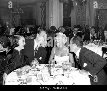 JOHN WAYNE e la sua seconda moglie messicana ESPERANZA BAUR con KEENAN WYNN e la sua seconda moglie BETTY JANE BUTLER ad una cena non identificata a Beverly Hills, California, nell'ottobre 1951. Foto Stock