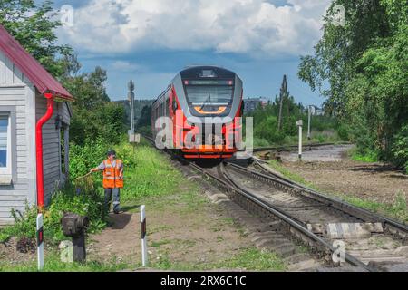 Sortavala, Russia - 15 luglio 2023: Trasferimento del treno passeggeri. Foto Stock