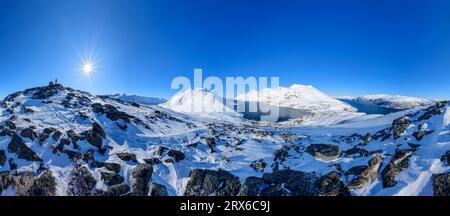 Norvegia, Troms og Finnmark, vista panoramica di Nattmalsfjellet con Ersfjord e Grotfjord sullo sfondo Foto Stock